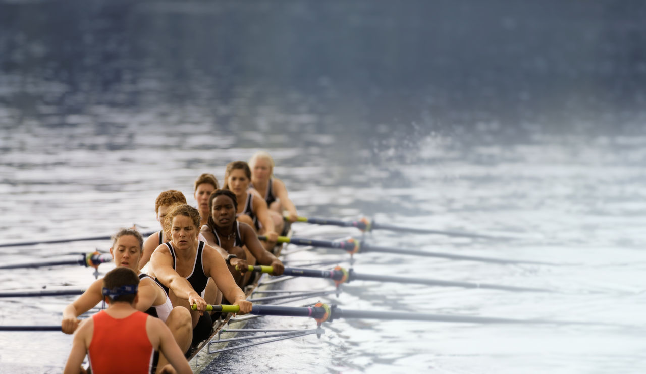Mulheres em uma competição de canoagem